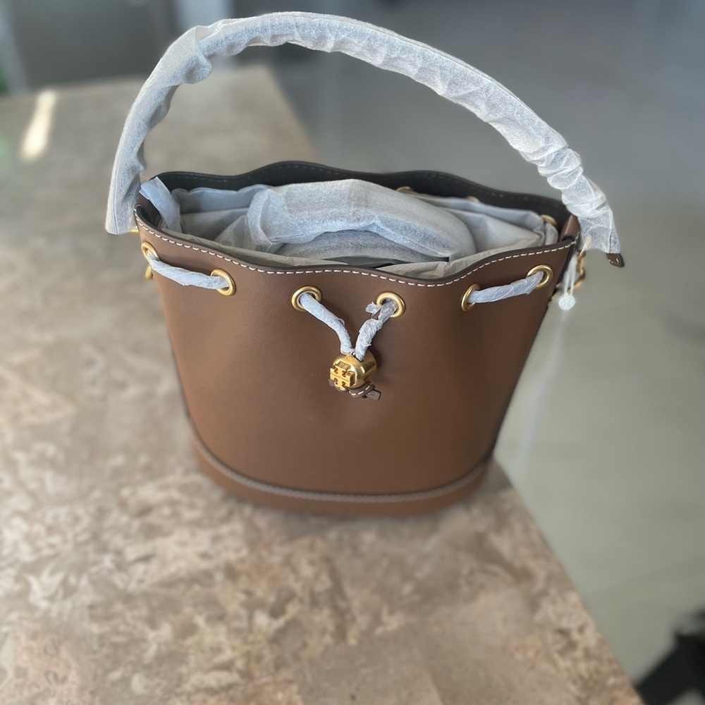 T Monogram leather Bucket Bag! The first bucket bag made by Tory Burch.